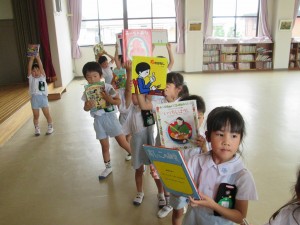 s-6月17日 年長図書 016